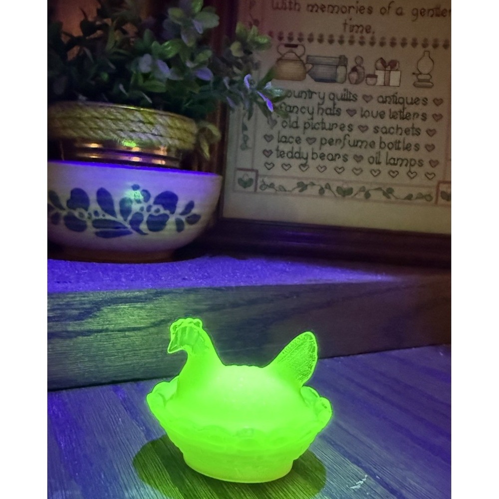 VTG Boyd Hen on Nest Salt Cellar MINI 2" GLOWS Citrus Uranium Yellow Minty